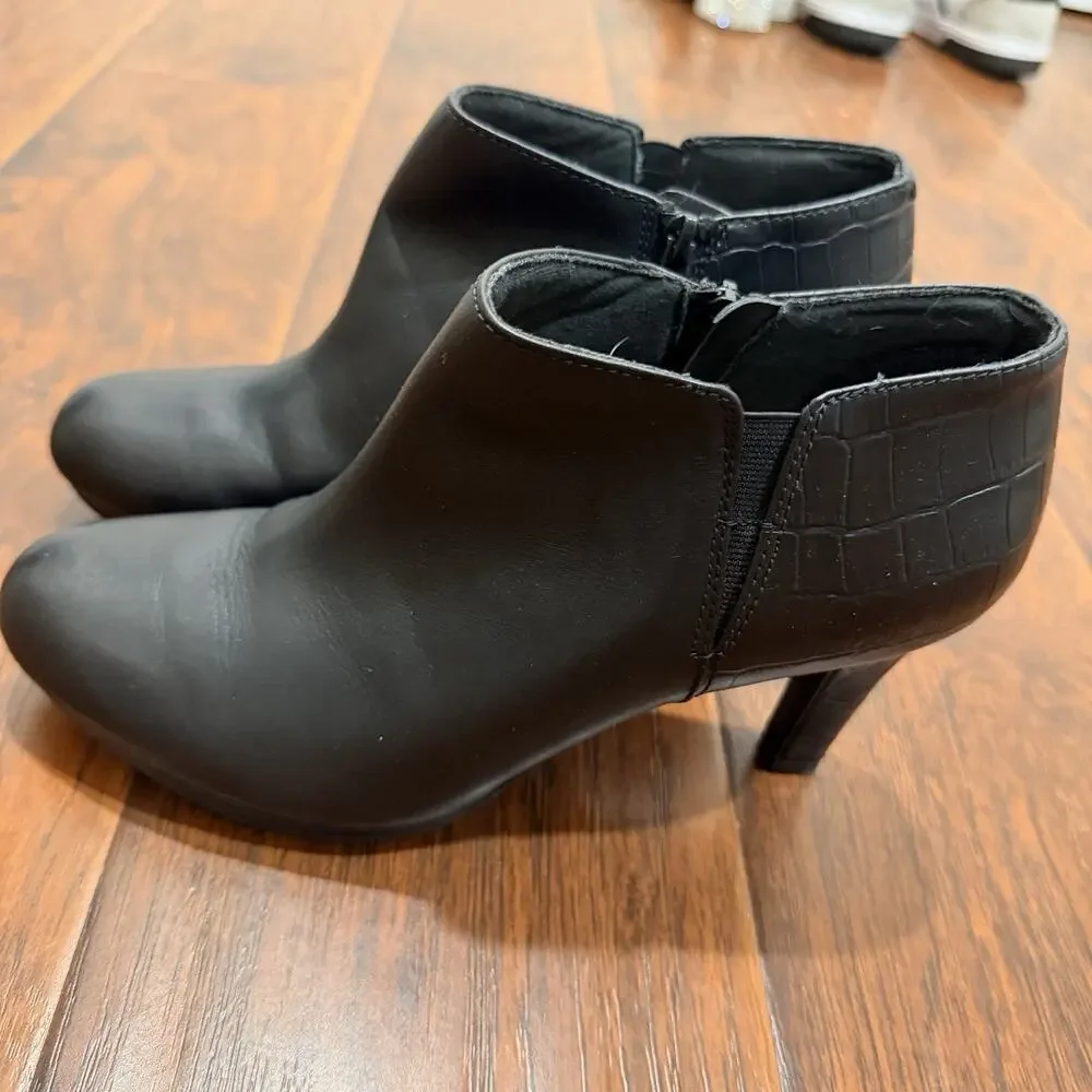 Clark’s Collection Women’s Black Ankle Booties Size 8.5 Zip High Heel Classic